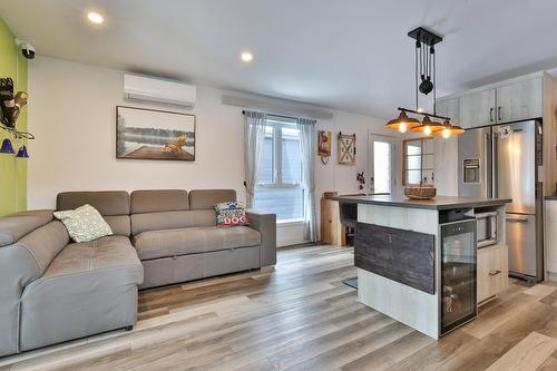 Salon - 1495 Rue Welch, Farnham, QC - Indoor