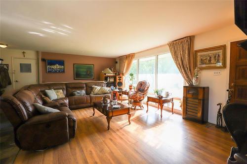 97099 11 Road E, Teulon, MB - Indoor Photo Showing Living Room