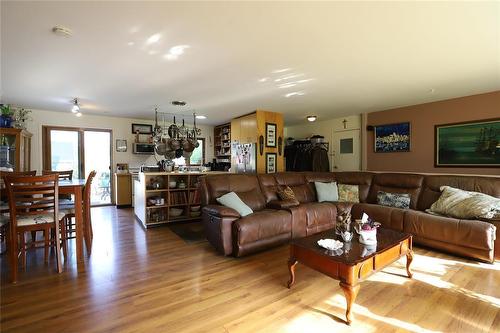 97099 11 Road E, Teulon, MB - Indoor Photo Showing Living Room