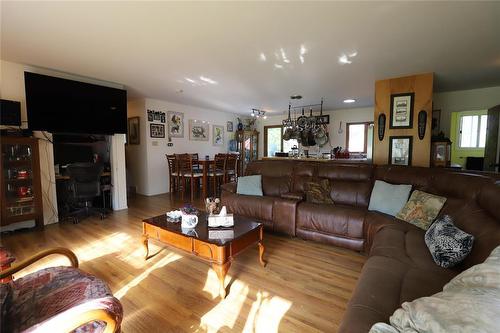 97099 11 Road E, Teulon, MB - Indoor Photo Showing Living Room