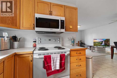 141 Silver Drive, Blackfalds, AB - Indoor Photo Showing Kitchen
