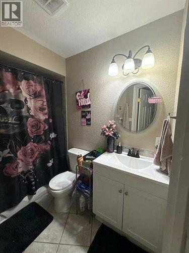 2, 1701 St Edward Boulevard N, Lethbridge, AB - Indoor Photo Showing Bathroom