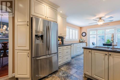 2054 Teeside Court, Mississauga, ON - Indoor Photo Showing Kitchen