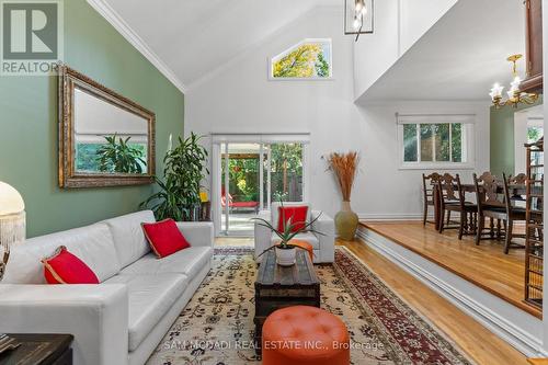 7 Pierpont Place, Mississauga, ON - Indoor Photo Showing Living Room