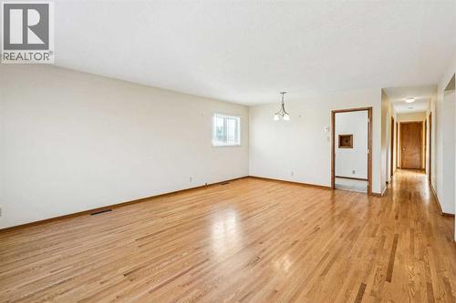 111 27 Avenue Nw, Calgary, AB - Indoor Photo Showing Other Room