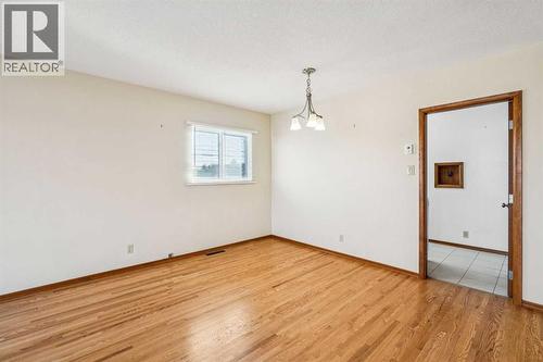 111 27 Avenue Nw, Calgary, AB - Indoor Photo Showing Other Room