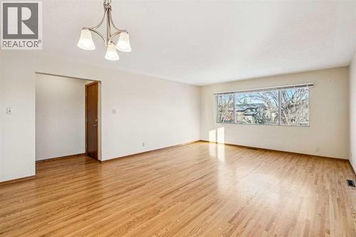 111 27 Avenue Nw, Calgary, AB - Indoor Photo Showing Living Room