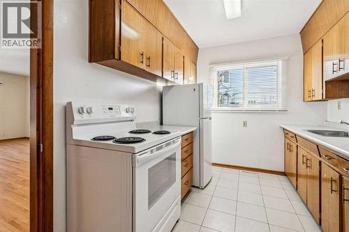 111 27 Avenue Nw, Calgary, AB - Indoor Photo Showing Kitchen