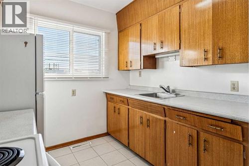 111 27 Avenue Nw, Calgary, AB - Indoor Photo Showing Kitchen