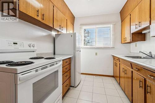 111 27 Avenue Nw, Calgary, AB - Indoor Photo Showing Kitchen With Double Sink