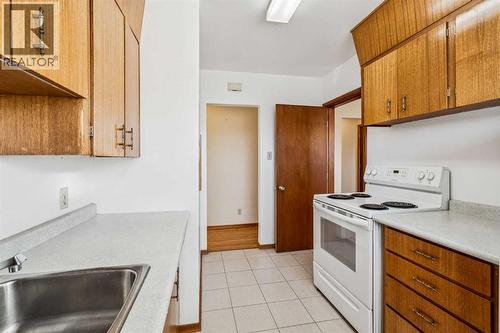 111 27 Avenue Nw, Calgary, AB - Indoor Photo Showing Kitchen