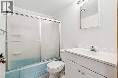 111 27 Avenue Nw, Calgary, AB - Indoor Photo Showing Bathroom