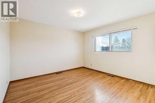 111 27 Avenue Nw, Calgary, AB - Indoor Photo Showing Other Room