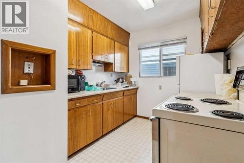 111 27 Avenue Nw, Calgary, AB - Indoor Photo Showing Kitchen