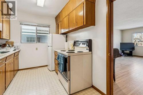 111 27 Avenue Nw, Calgary, AB - Indoor Photo Showing Kitchen With Double Sink