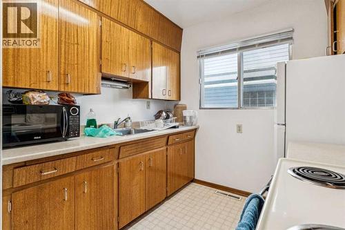 111 27 Avenue Nw, Calgary, AB - Indoor Photo Showing Kitchen