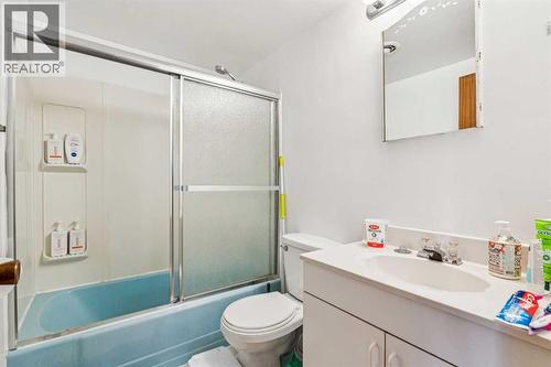 111 27 Avenue Nw, Calgary, AB - Indoor Photo Showing Bathroom