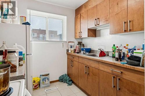 111 27 Avenue Nw, Calgary, AB - Indoor Photo Showing Kitchen