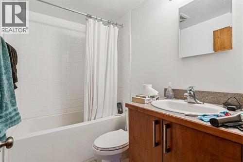 111 27 Avenue Nw, Calgary, AB - Indoor Photo Showing Bathroom