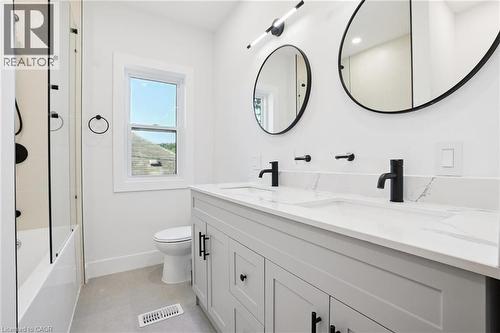 41 Cameron Avenue S, Hamilton, ON - Indoor Photo Showing Bathroom