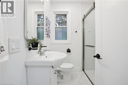 41 Cameron Avenue S, Hamilton, ON - Indoor Photo Showing Bathroom