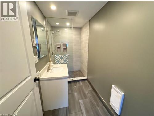 212 Rosslyn Avenue, Hamilton, ON - Indoor Photo Showing Bathroom