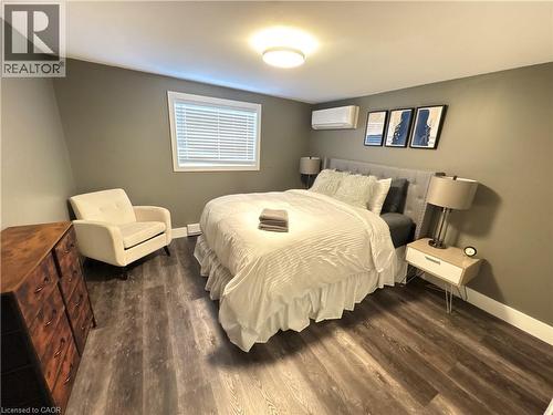 212 Rosslyn Avenue, Hamilton, ON - Indoor Photo Showing Bedroom
