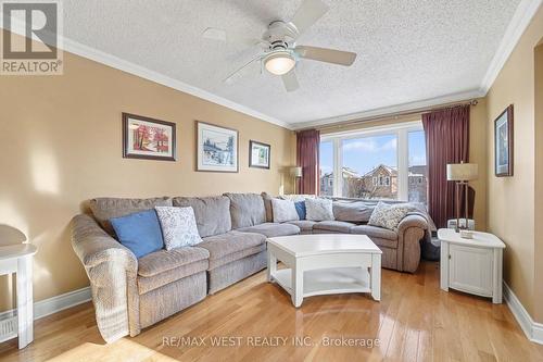 609 Four Winds Way, Mississauga, ON - Indoor Photo Showing Living Room