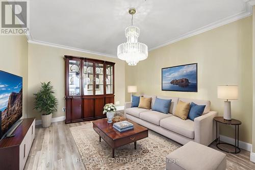 609 Four Winds Way, Mississauga, ON - Indoor Photo Showing Living Room