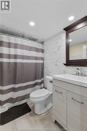609 St. Joseph, Windsor, ON - Indoor Photo Showing Bathroom
