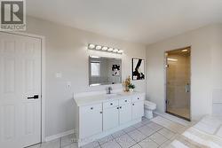 Large Ensuite Bathroom Lots of Counter Space - 