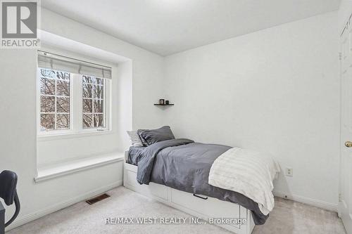2232 Casselman Court, Burlington, ON - Indoor Photo Showing Bedroom