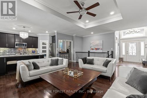 3383 Pioneer Parkway, London South (South V), ON - Indoor Photo Showing Living Room