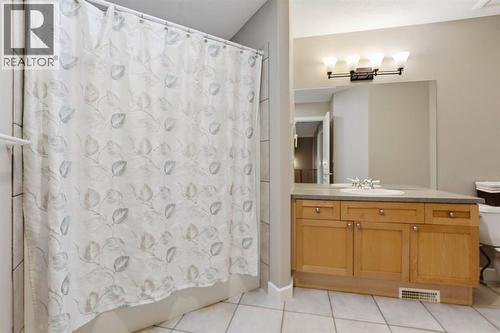 33 Prominence Park Sw, Calgary, AB - Indoor Photo Showing Bathroom