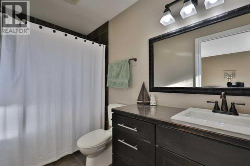 233073 Twp Rd 45, Spring Coulee, AB - Indoor Photo Showing Bathroom