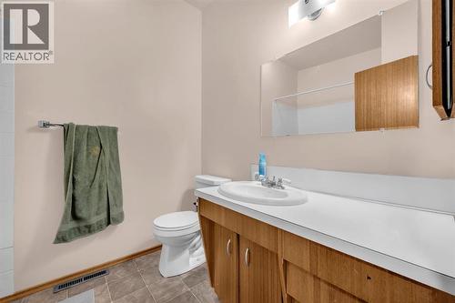 4013 Vance Place Nw, Calgary, AB - Indoor Photo Showing Bathroom
