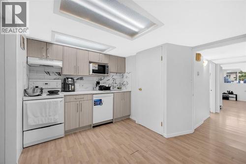 4013 Vance Place Nw, Calgary, AB - Indoor Photo Showing Kitchen