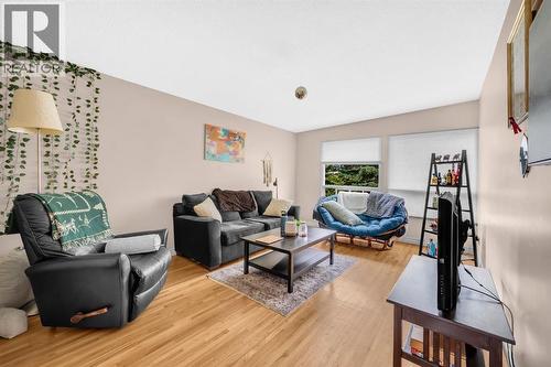 4013 Vance Place Nw, Calgary, AB - Indoor Photo Showing Living Room