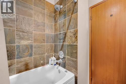 4013 Vance Place Nw, Calgary, AB - Indoor Photo Showing Bathroom