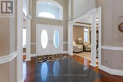 Foyer soaring ceiling creates great sense of space - 
