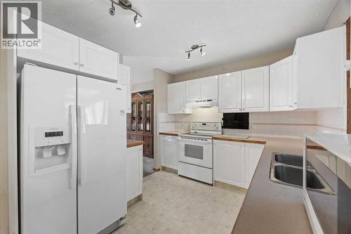 Kitchen - 220 Sunset Place, Okotoks, AB - Indoor Photo Showing Kitchen With Double Sink