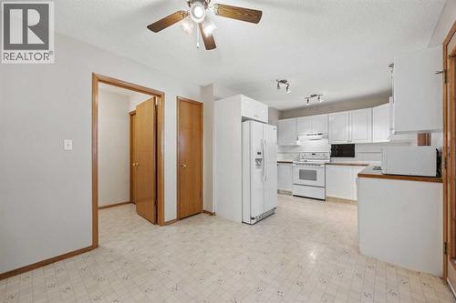 Dining Nook - 220 Sunset Place, Okotoks, AB - Indoor Photo Showing Kitchen