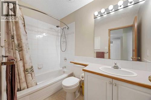 Full Bathroom - 220 Sunset Place, Okotoks, AB - Indoor Photo Showing Bathroom