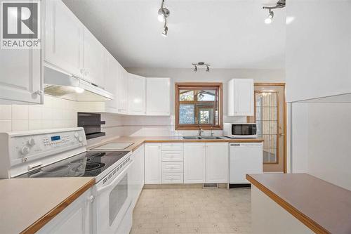 Kitchen - 220 Sunset Place, Okotoks, AB - Indoor Photo Showing Kitchen