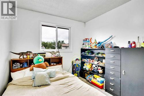 48 Templeridge Crescent Ne, Calgary, AB - Indoor Photo Showing Bedroom