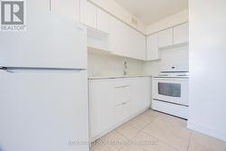 711 - 33 ERSKINE AVENUE  Toronto, ON M4P 1Y6