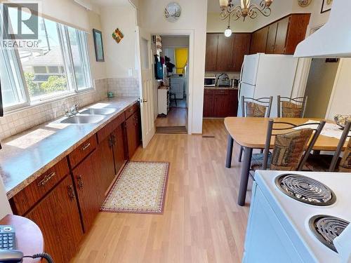 5751 Maple Ave, Powell River, BC - Indoor Photo Showing Kitchen With Double Sink