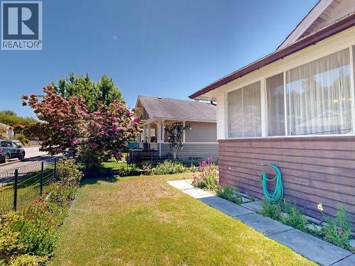 5751 Maple Ave, Powell River, BC - Outdoor