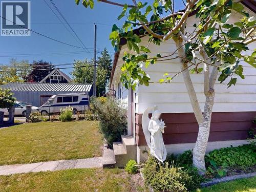 5751 Maple Ave, Powell River, BC - Outdoor