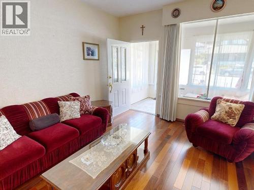 5751 Maple Ave, Powell River, BC - Indoor Photo Showing Living Room